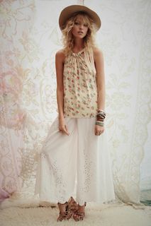 Martha Hunt feet photo thumbnail
