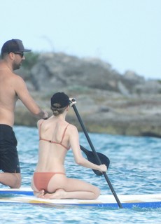 Martha Hunt feet photo thumbnail
