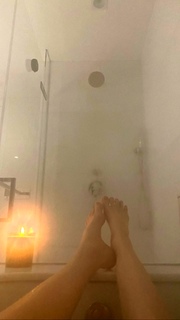 Martha Hunt feet photo thumbnail