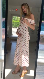 Martha Hunt feet photo thumbnail