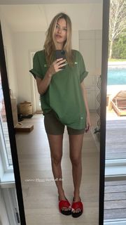 Martha Hunt feet photo thumbnail