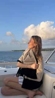 Martha Hunt feet photo thumbnail