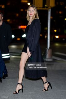 Martha Hunt feet photo thumbnail