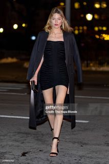 Martha Hunt feet photo thumbnail