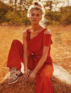 Martha Hunt feet photo thumbnail