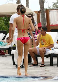 Martina Colombari feet photo thumbnail