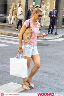 Martina Colombari feet photo thumbnail