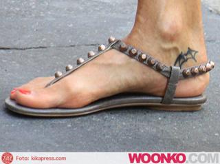 Martina Colombari feet photo thumbnail