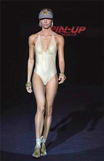 Martina Colombari feet photo thumbnail