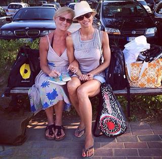 Martina Colombari feet photo thumbnail