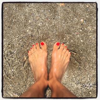 Martina Colombari feet photo thumbnail