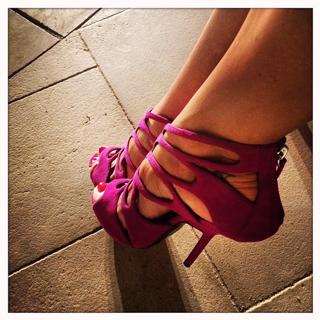 Martina Colombari feet photo thumbnail