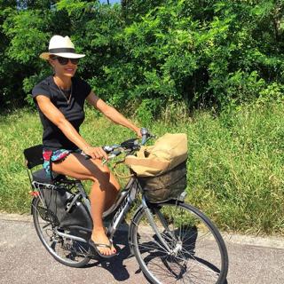 Martina Colombari feet photo thumbnail