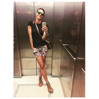 Martina Colombari feet photo thumbnail