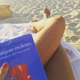 Martina Colombari feet photo thumbnail