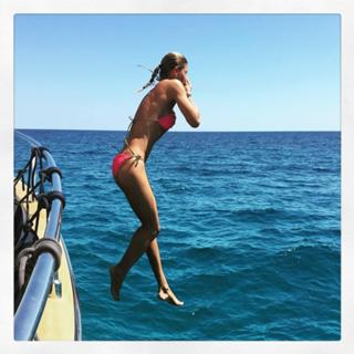 Martina Colombari feet photo thumbnail