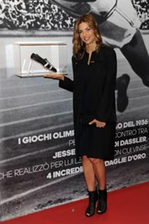 Martina Colombari feet photo thumbnail