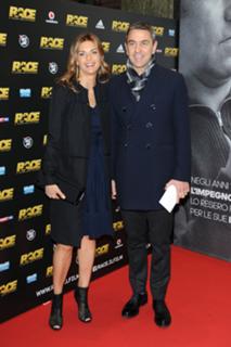 Martina Colombari feet photo thumbnail