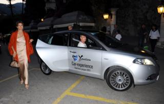 Martina Colombari feet photo thumbnail