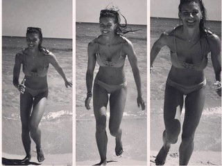 Martina Colombari feet photo thumbnail