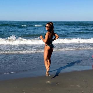 Martina Colombari feet photo thumbnail