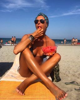 Martina Colombari feet photo thumbnail