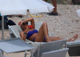 Martina Colombari feet photo thumbnail