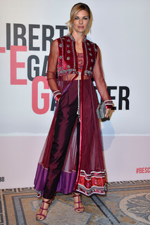 Martina Colombari feet photo thumbnail