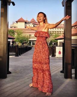 Martina Colombari feet photo thumbnail