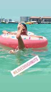 Martina Colombari feet photo thumbnail