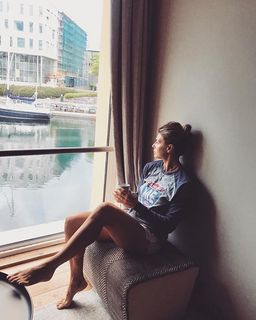 Martina Colombari feet photo thumbnail