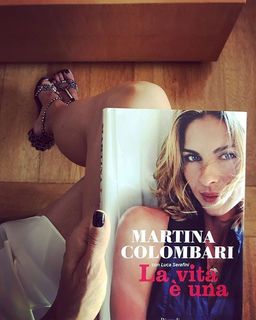 Martina Colombari feet photo thumbnail