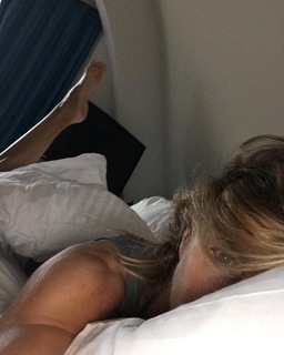 Martina Colombari feet photo thumbnail