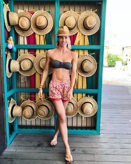 Martina Colombari feet photo thumbnail