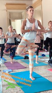 Martina Colombari feet photo thumbnail