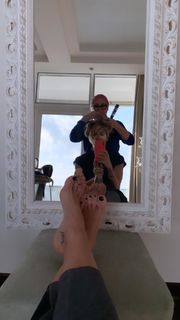 Martina Colombari feet photo thumbnail