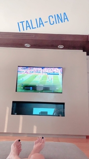 Martina Colombari feet photo thumbnail