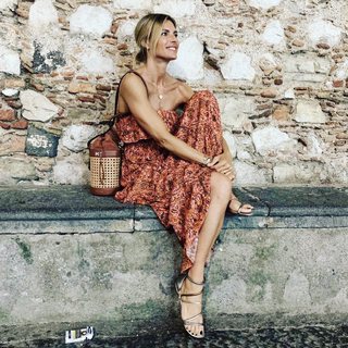 Martina Colombari feet photo thumbnail