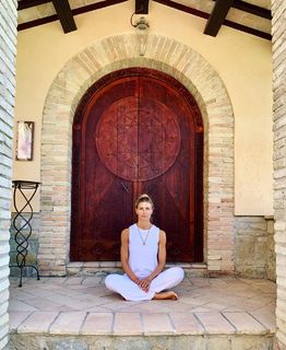 Martina Colombari feet photo thumbnail