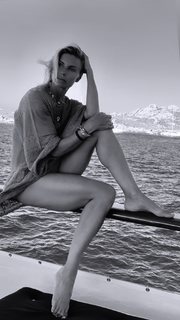 Martina Colombari feet photo thumbnail