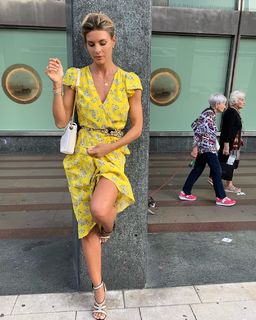 Martina Colombari feet photo thumbnail