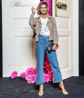 Martina Colombari feet photo thumbnail