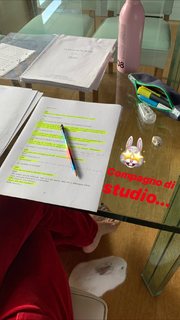 Martina Colombari feet photo thumbnail