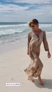 Martina Colombari feet photo thumbnail