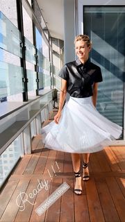 Martina Colombari feet photo thumbnail