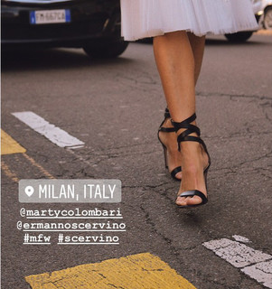 Martina Colombari feet photo thumbnail