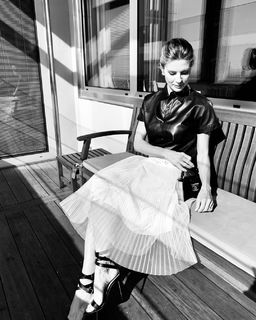 Martina Colombari feet photo thumbnail