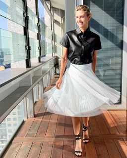 Martina Colombari feet photo thumbnail