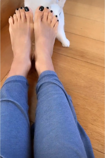 Martina Colombari feet photo thumbnail