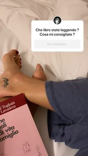 Martina Colombari feet photo thumbnail